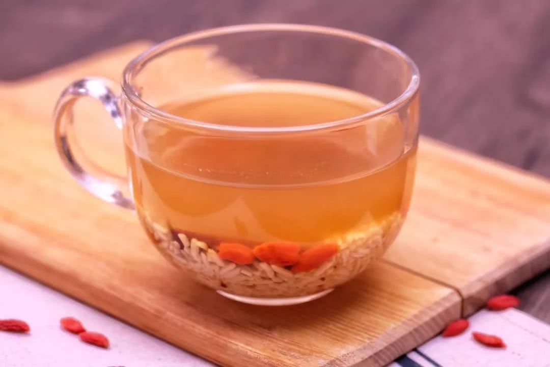 宝宝喝奶粉一天大便2次_经期喝红糖红枣水好吗_月子里一天喝几次红糖水