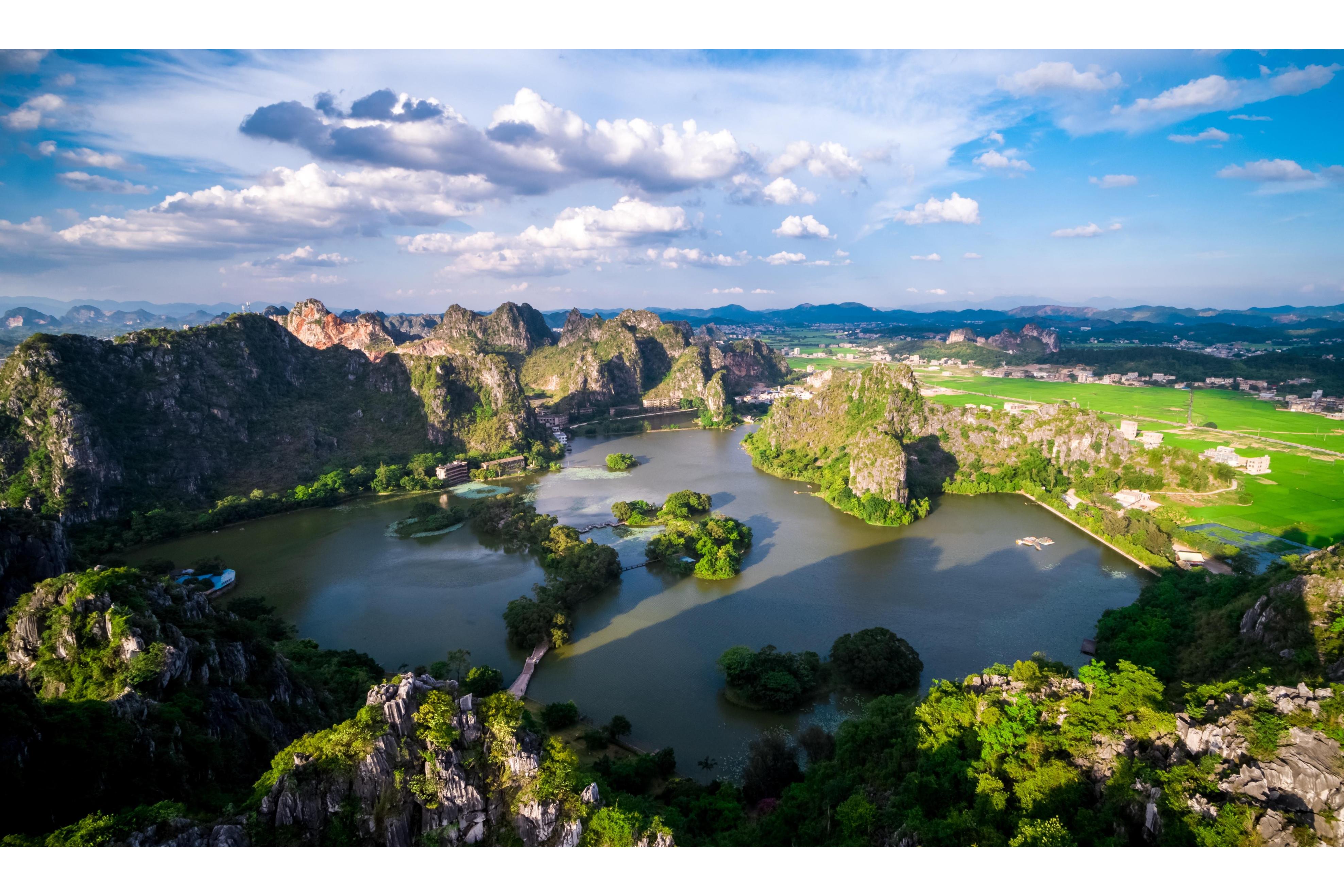 距陆川县城25公里,玉林市10公里,北流