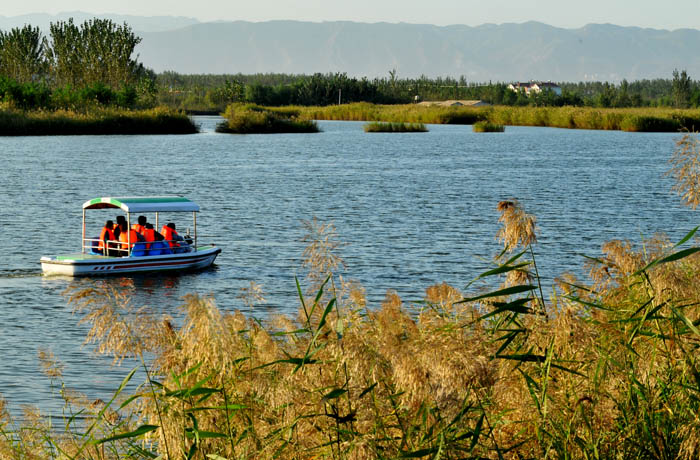 西滩景区是一处湖泊景观,位于 a target="_blank" href="/item/万荣县