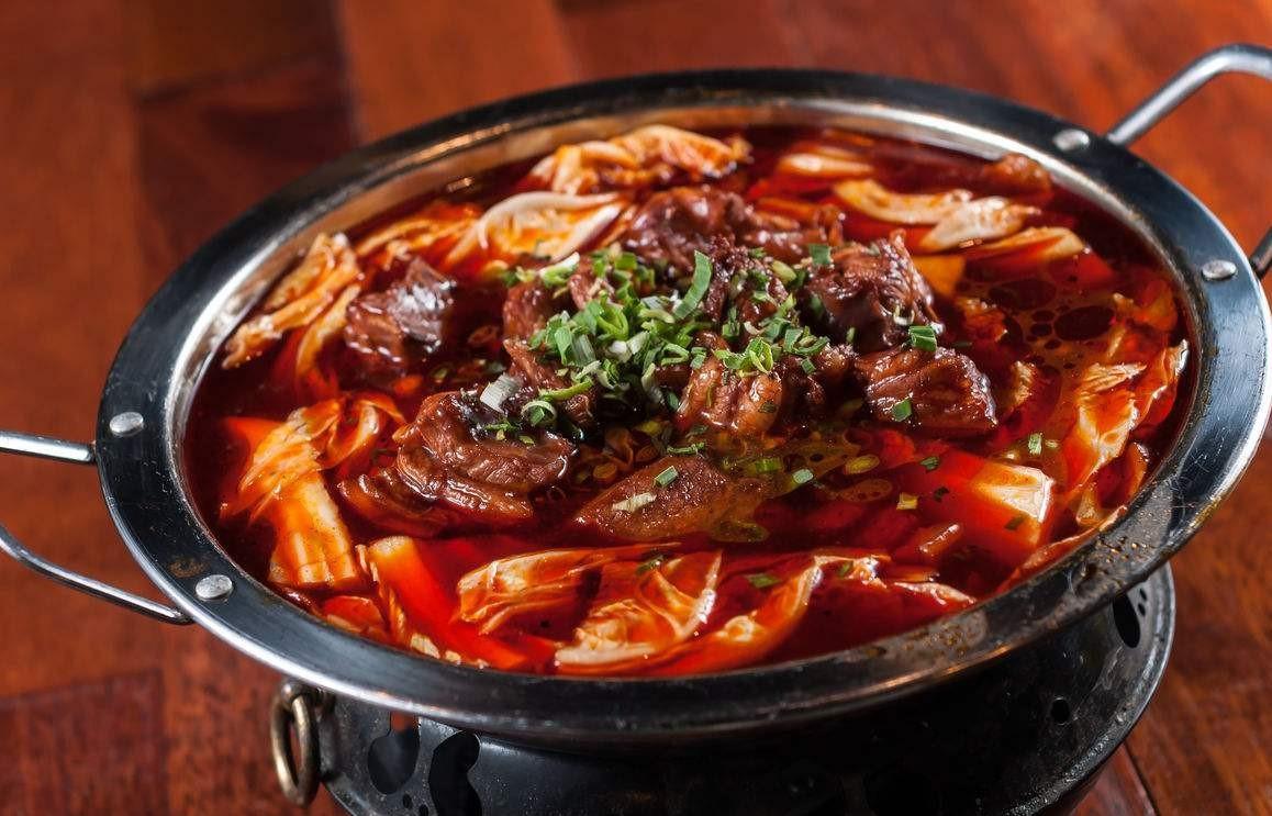  p>《吊锅年糕羊肉》是一道中国民间传统家庭美食,由吊锅年糕羊肉烹饪