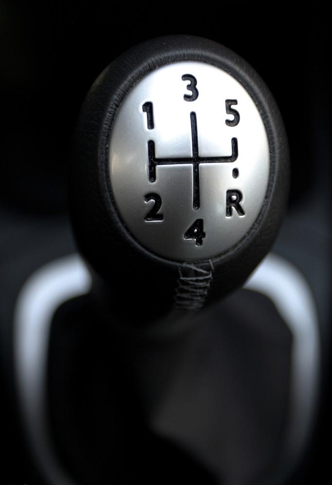  /p> p>换挡是指变速器,用于转变发动机曲轴的转矩及转速,以适应汽车