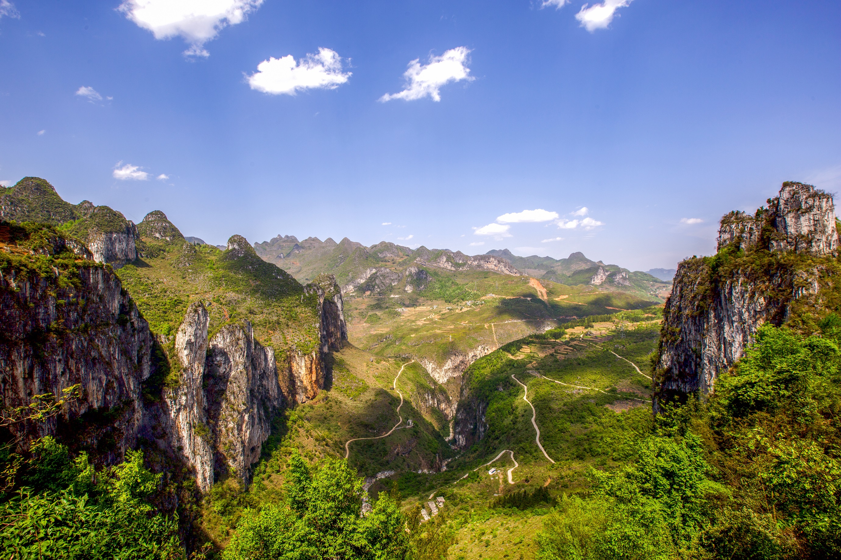  p>贵州六盘水娘娘山国家湿地公园位于贵州省六盘水市水城县,盘州市