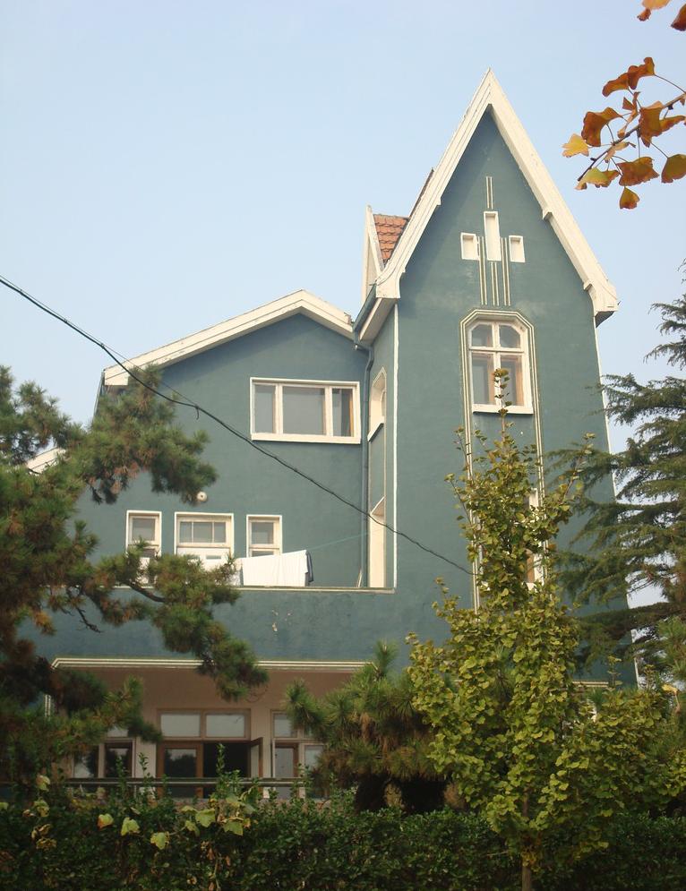  p>爱情角,坐落在风景秀丽的青岛信号山南麓,位于青岛八大关风景区内