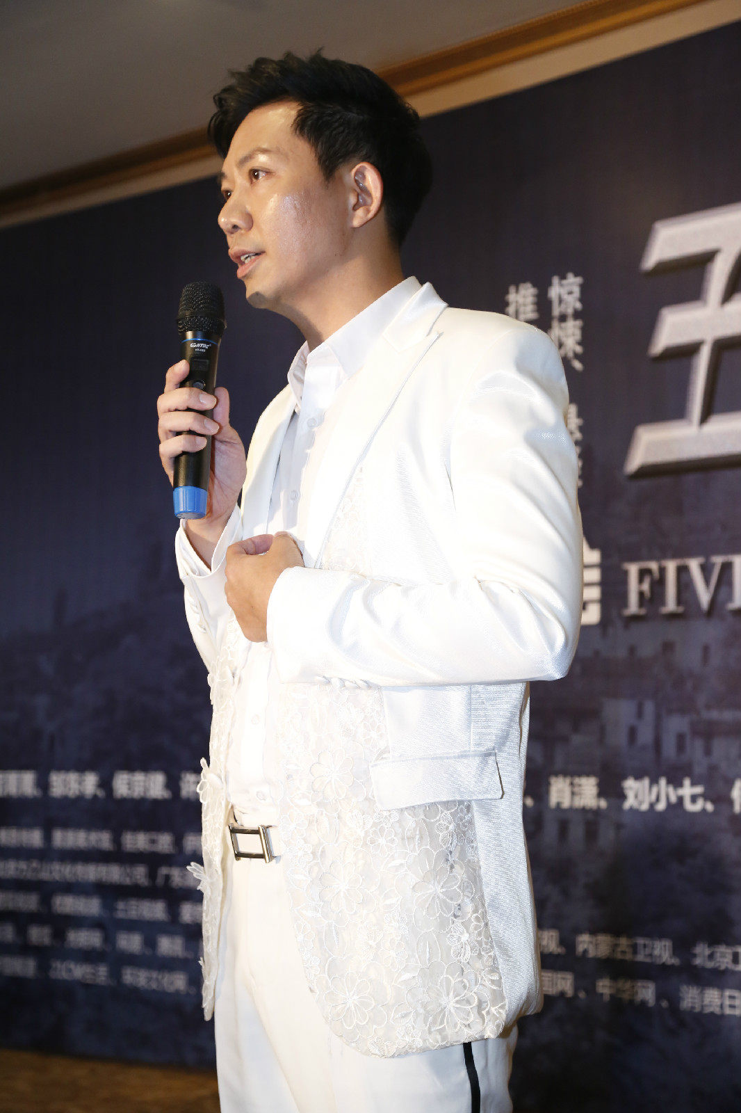 >夏天,出生于四川省成都市,毕业于中央戏剧学院表演系,中国内地男演员