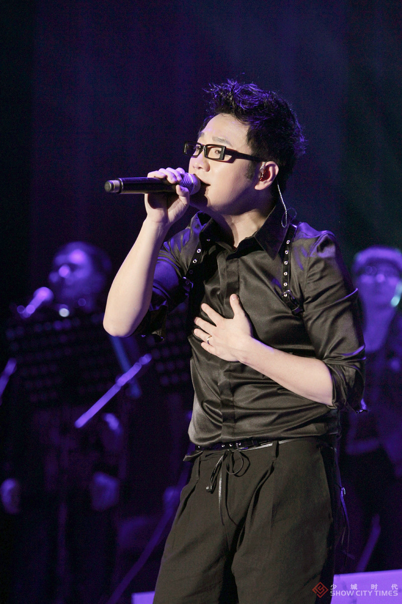  p>王铮亮,1977年11月30日出生于四川省成都市,中国内地男歌手,音乐