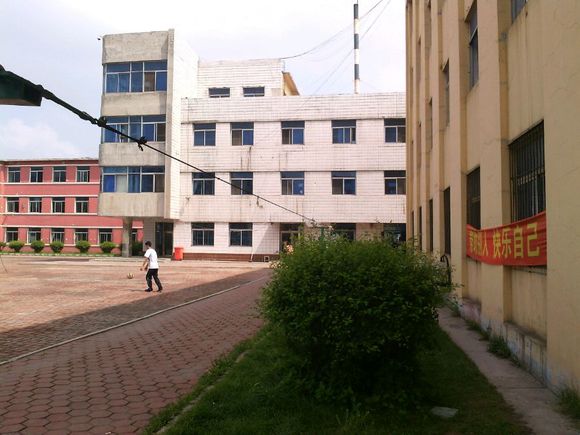  p>海城市腾鳌高级中学是一所历史悠久的全日制普通高中,是一所具有