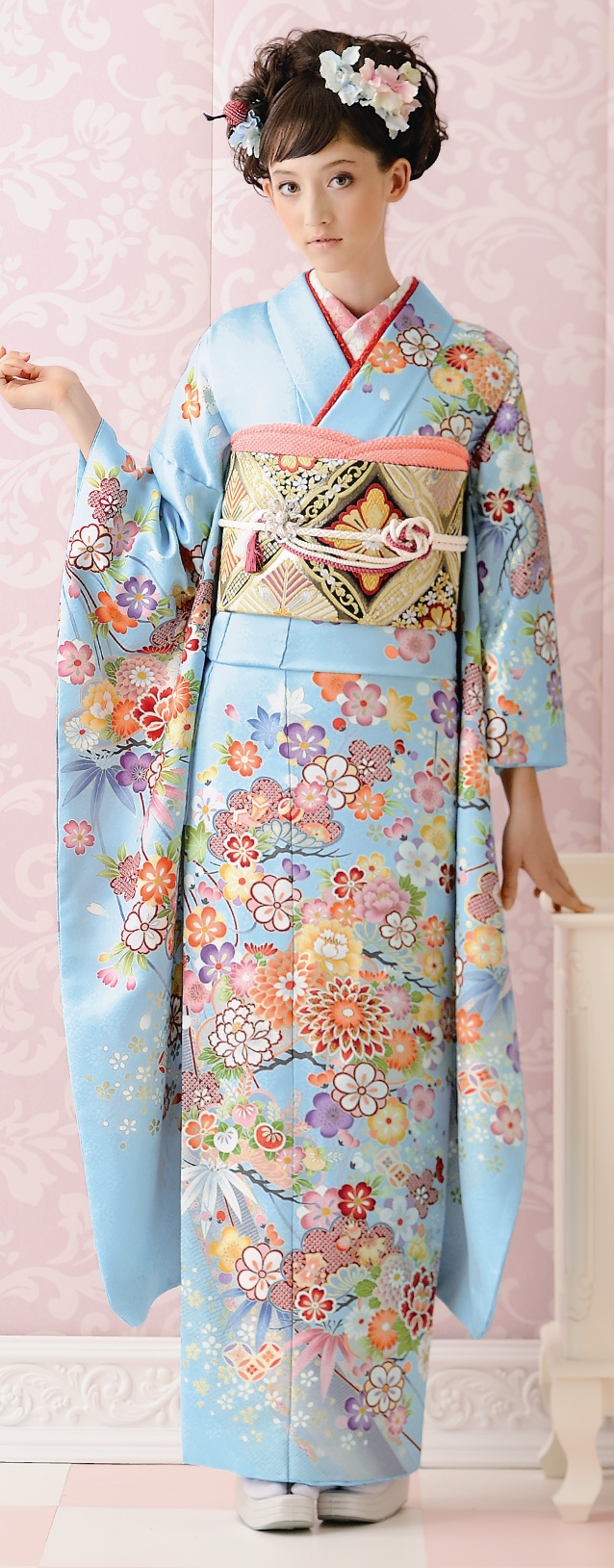  p>振袖是和服的一种,该词来源于日语"振袖(ふりそで)",即长袖.