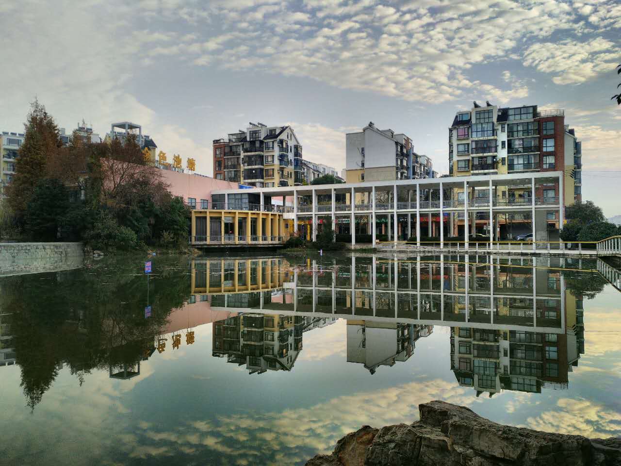  p>金色池塘小区,位于 a href="#" data-lemmaid="6501395">合肥市 /a