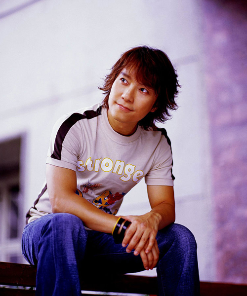 《弱点》是邰正宵演唱的一首国语歌曲,收录