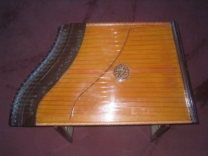  p>卡龙,维吾尔族弹弦乐器.曾称七十二弦琵琶,喀尔奈.