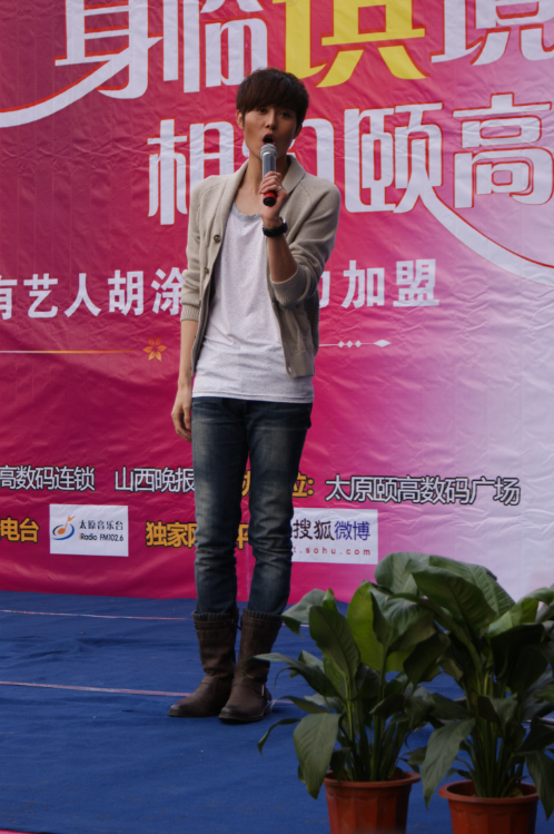  p data-id="gnyubgxnjx">胡晓,80后主持人,演员,全能唱作音乐人.