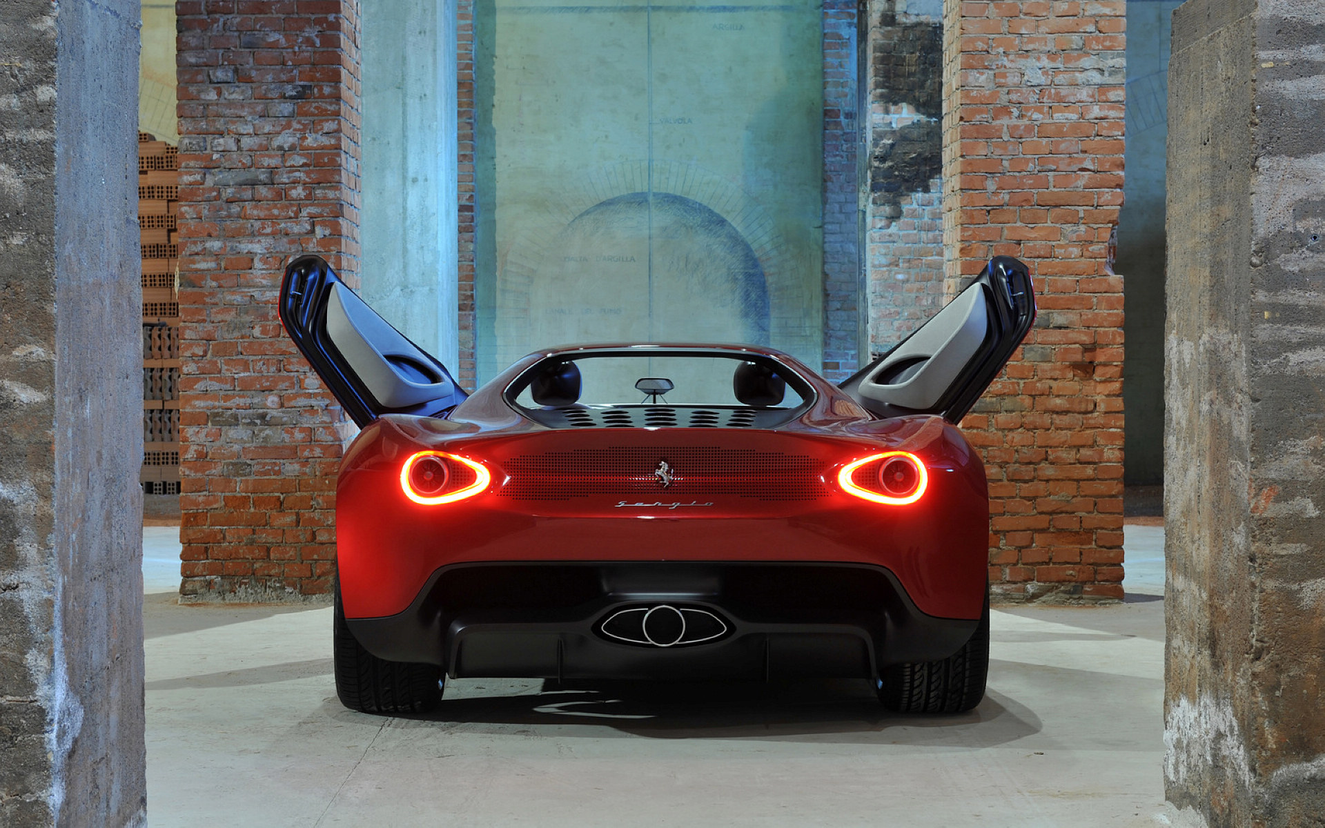  p>2013年日内瓦车展上,法拉利正式发布了sergio概念车,以纪念其已故