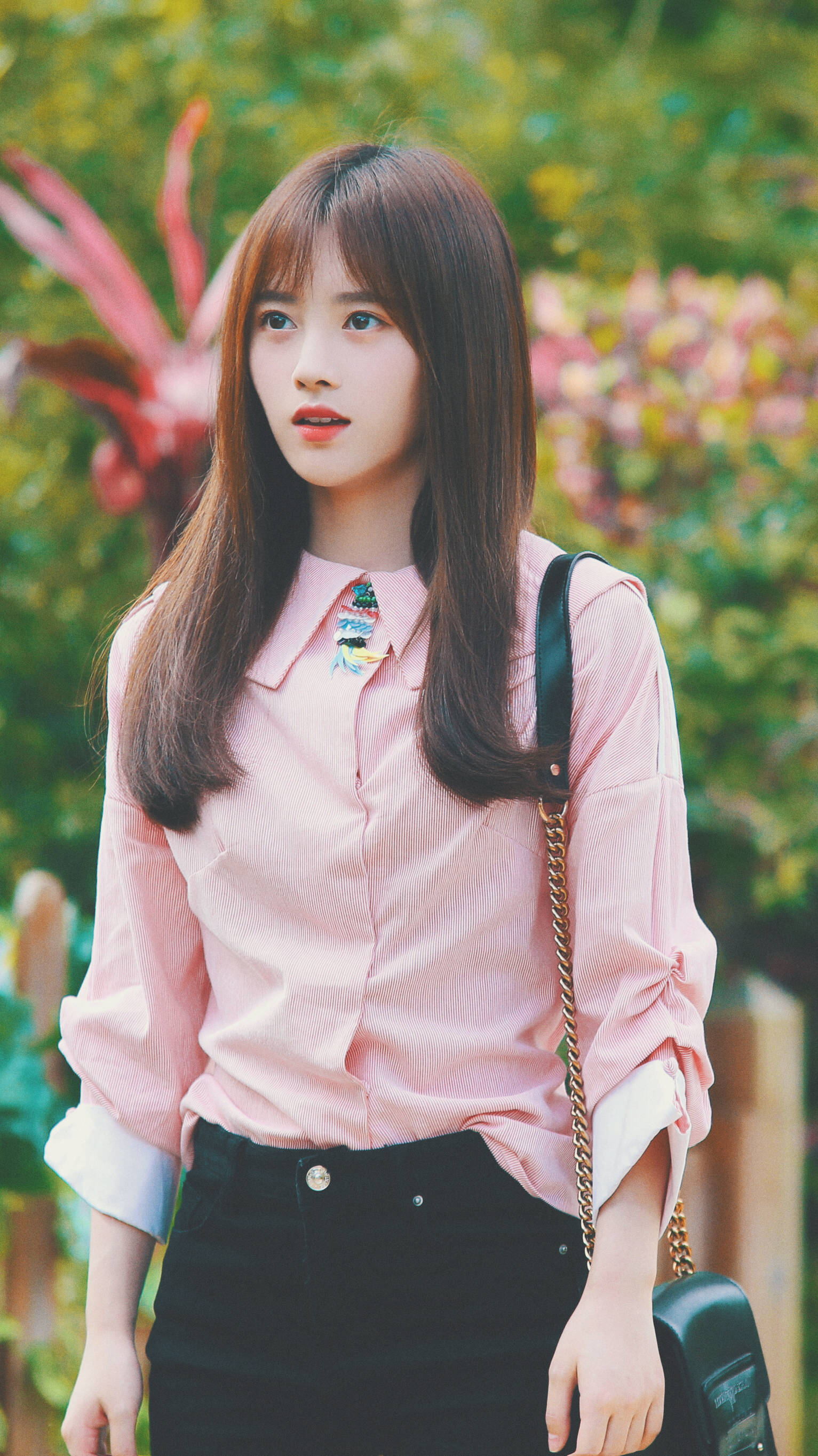  p>鞠婧祎(kiku),1994年6月18日出生于四川省遂宁市,中国内地影视女