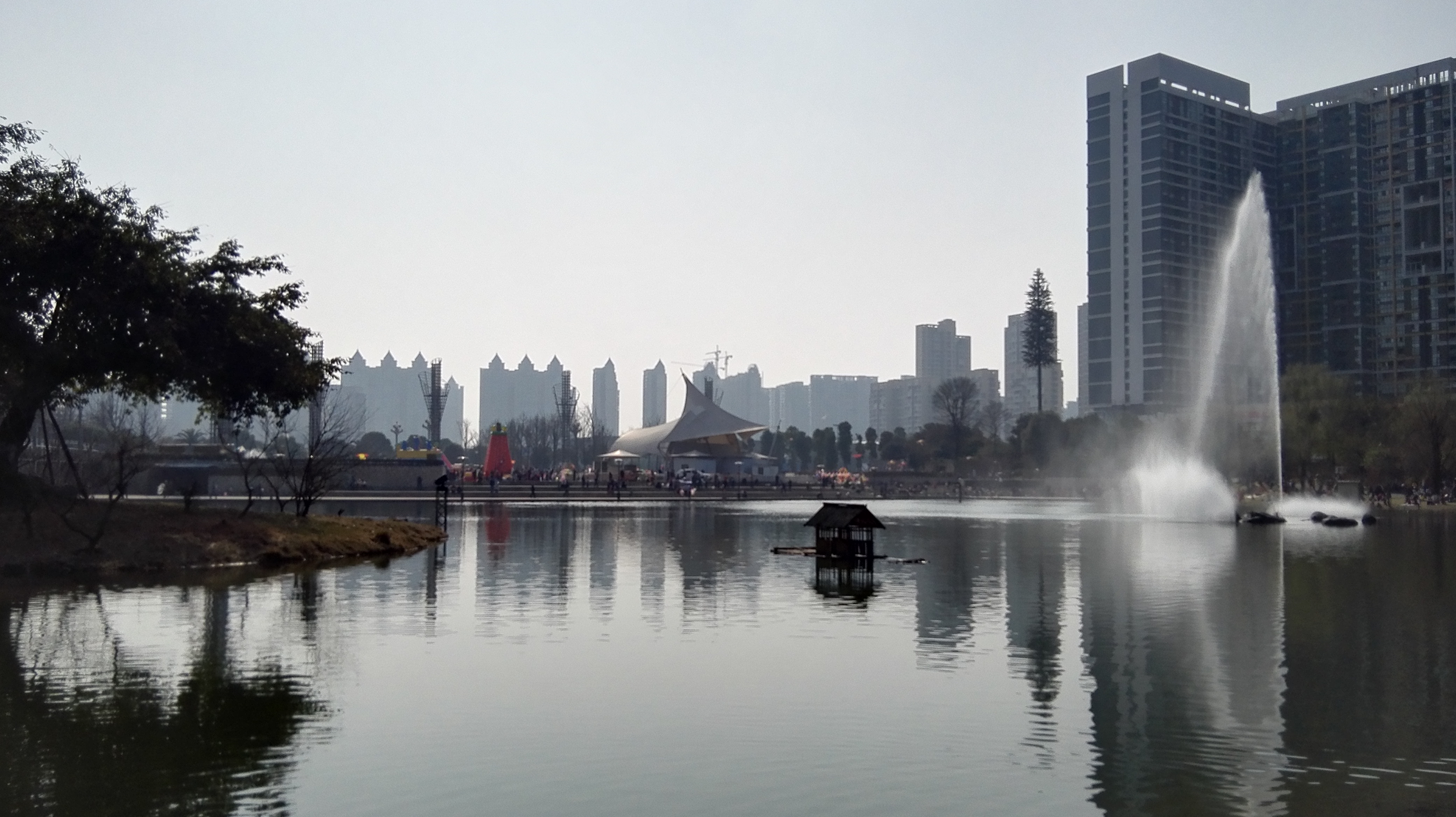  p>碧落湖位于四川省成都市温江区光华大道旁,原作为2005年第六届中国