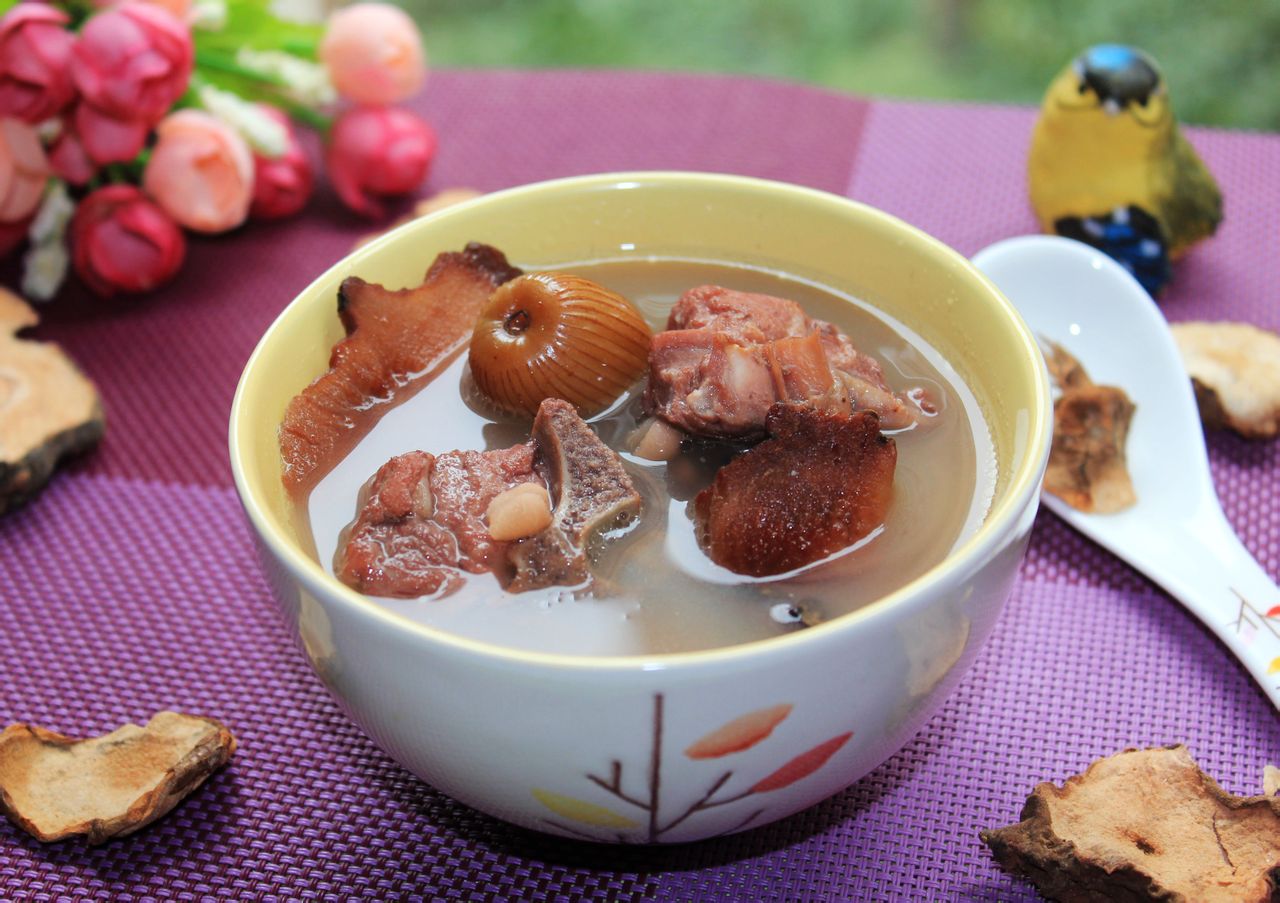 p>祛湿茯苓猪骨汤是以土茯苓,猪骨为主料制作的菜品. /p>