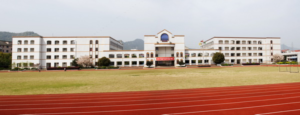  p>奉化市实验中学位于奉化市区锦屏街道河头路42号,创办于1995年8月