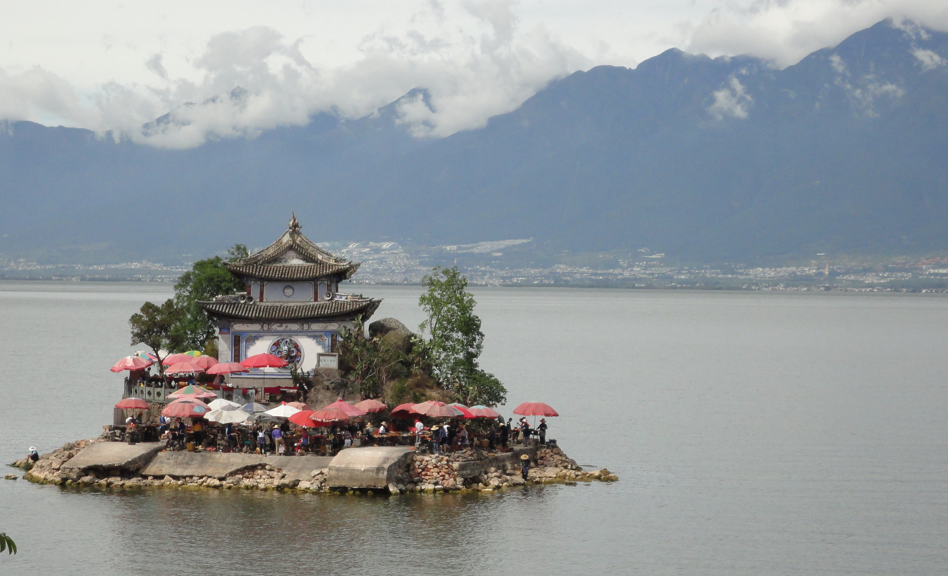  p>小普陀岛,是在云南省大理市的洱海东部,位于25°42′23″n  100
