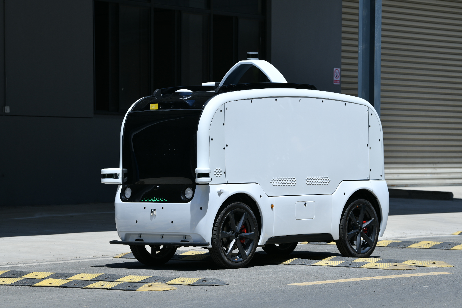 新石器无人驾驶商用车