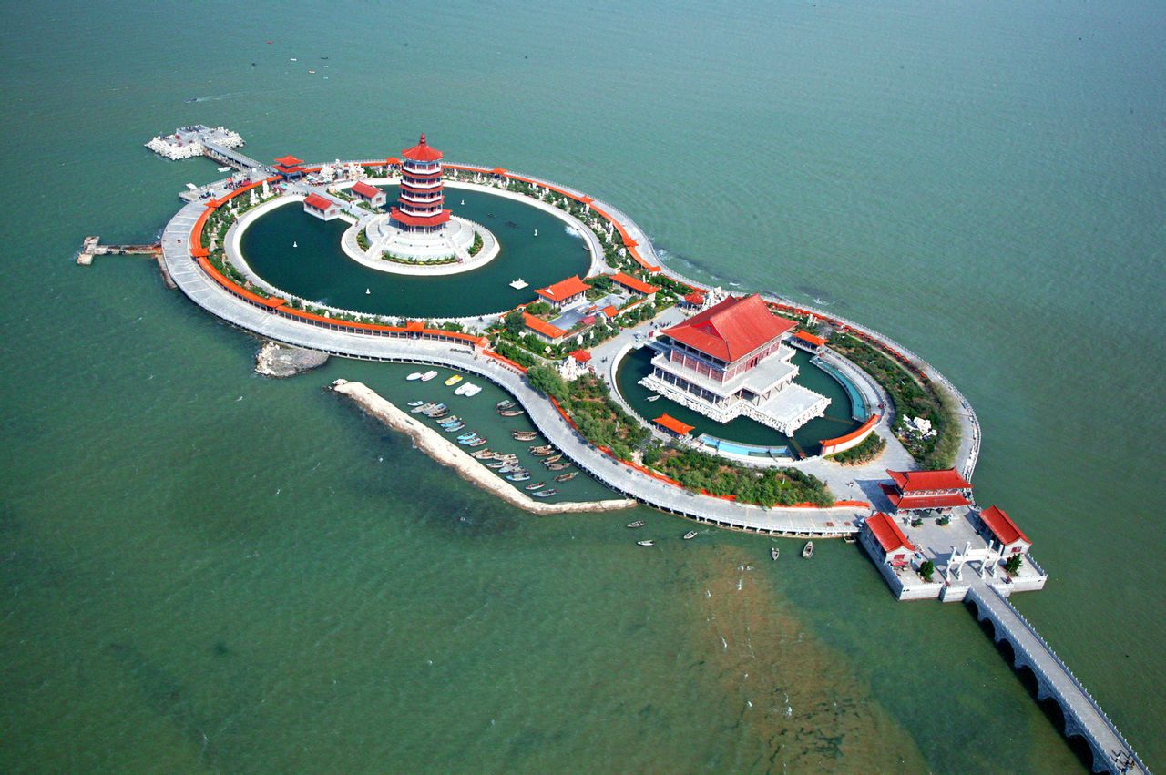  p>八仙过海景区又名八仙渡,八仙过海口,坐落在山东蓬莱市北黄海之滨