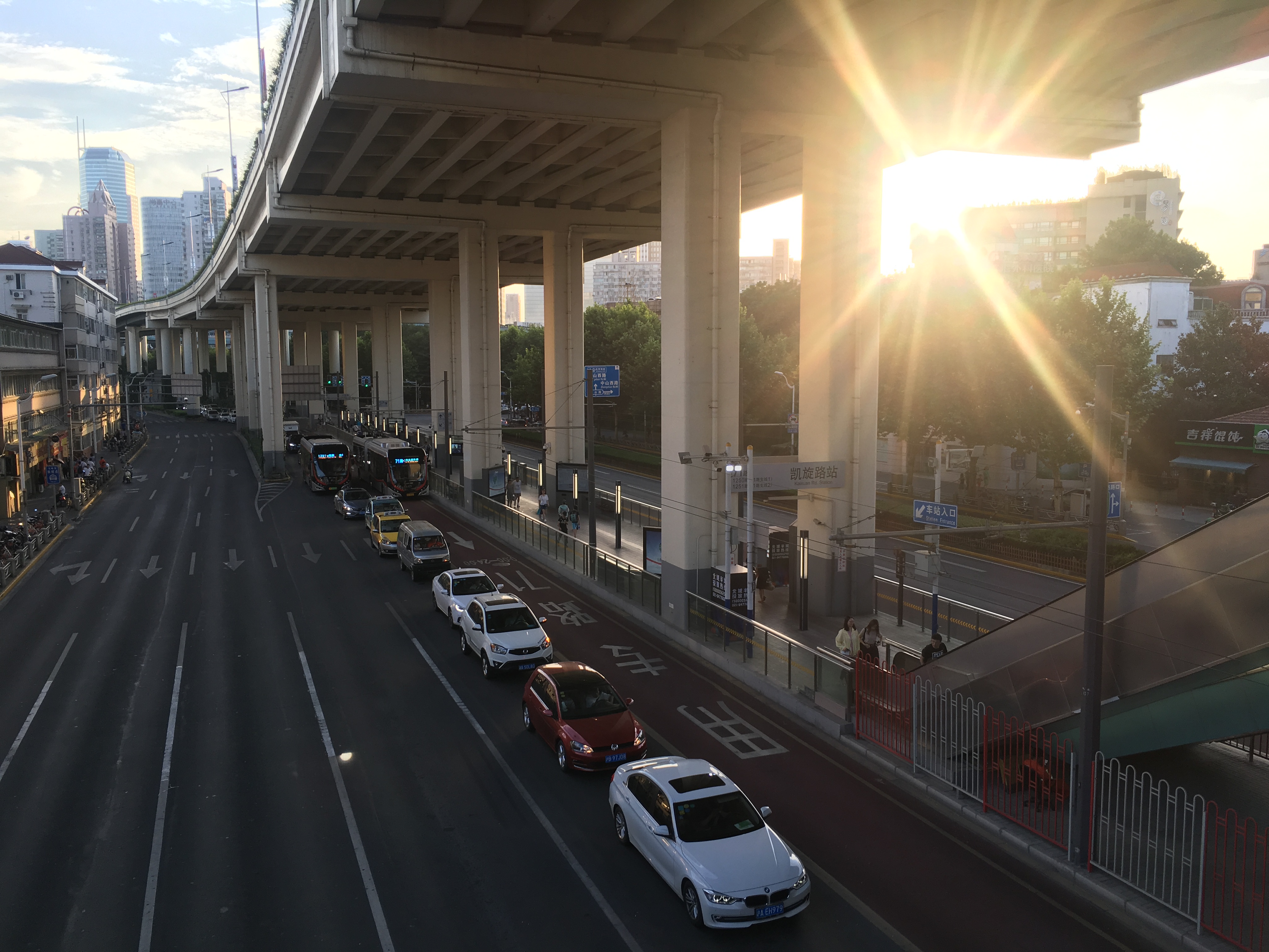  p>上海延安高架路,是上海的一条东西走向的主干高架快速路,西起虹桥