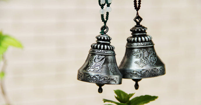  p>铃,古代铜制乐器.形体似钟而小,腔内有铜舌,摇之发声,声音清凉.