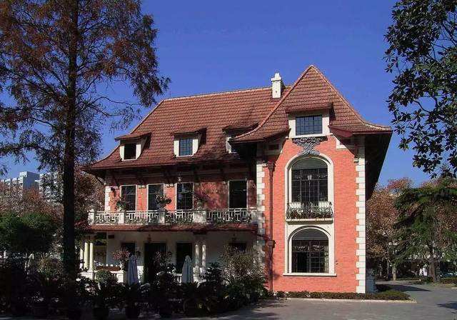  p data-id="gnwxbba1nk">小红楼建于1921年,是一座三层的法式小洋楼.