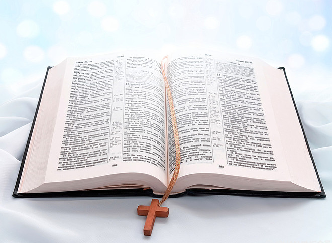  p>《圣经》是犹太教与基督教的共同经典,出于希伯来文kethubhim,意为