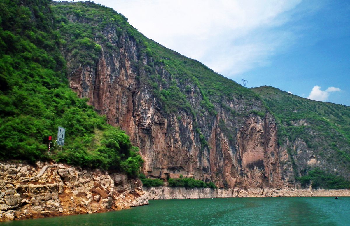  p>龙门峡距巫山县城约3公里,是大宁河上第一峡,也是 a target="