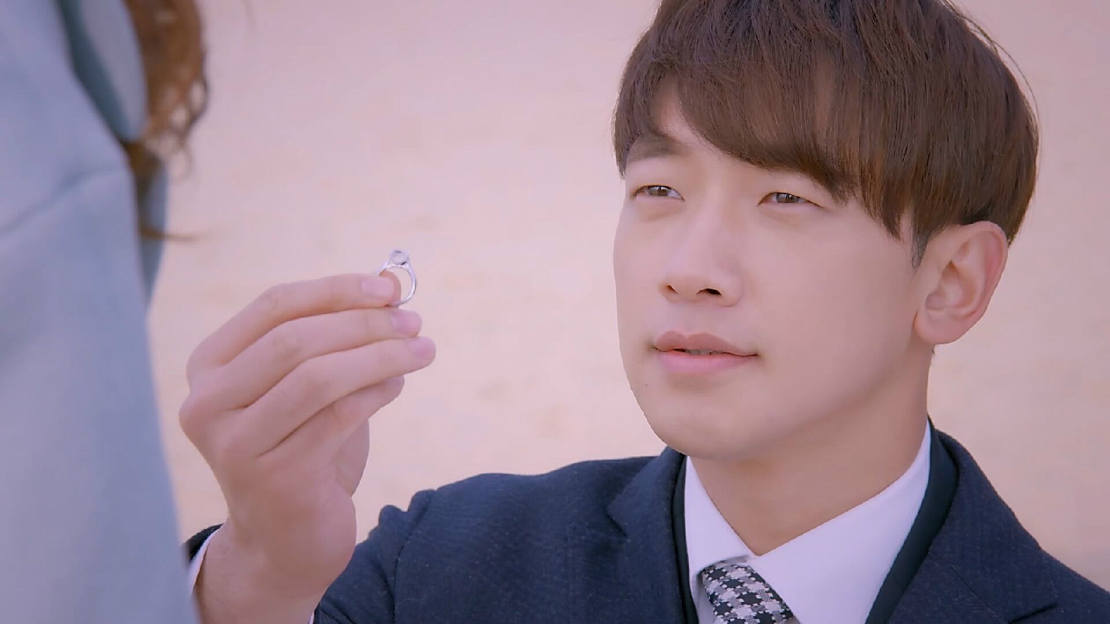  p>郑智薰(rain),1982年6月25日出生于韩国首尔,韩国流行男歌手,演员