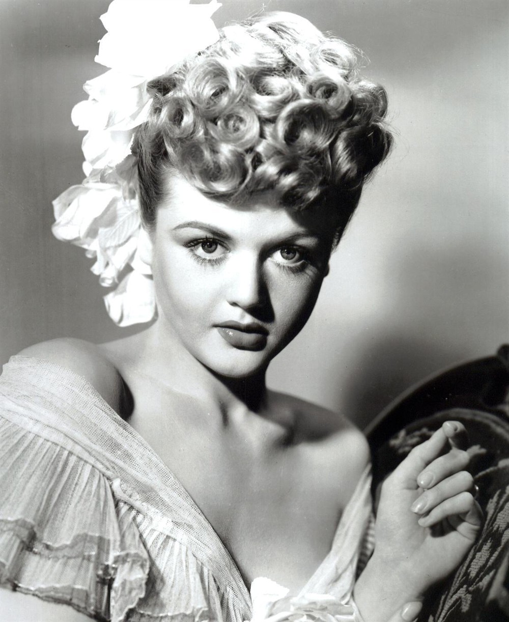  p>安吉拉·兰斯伯瑞(angela lansbury)1925年10年16日出生在英国伦敦