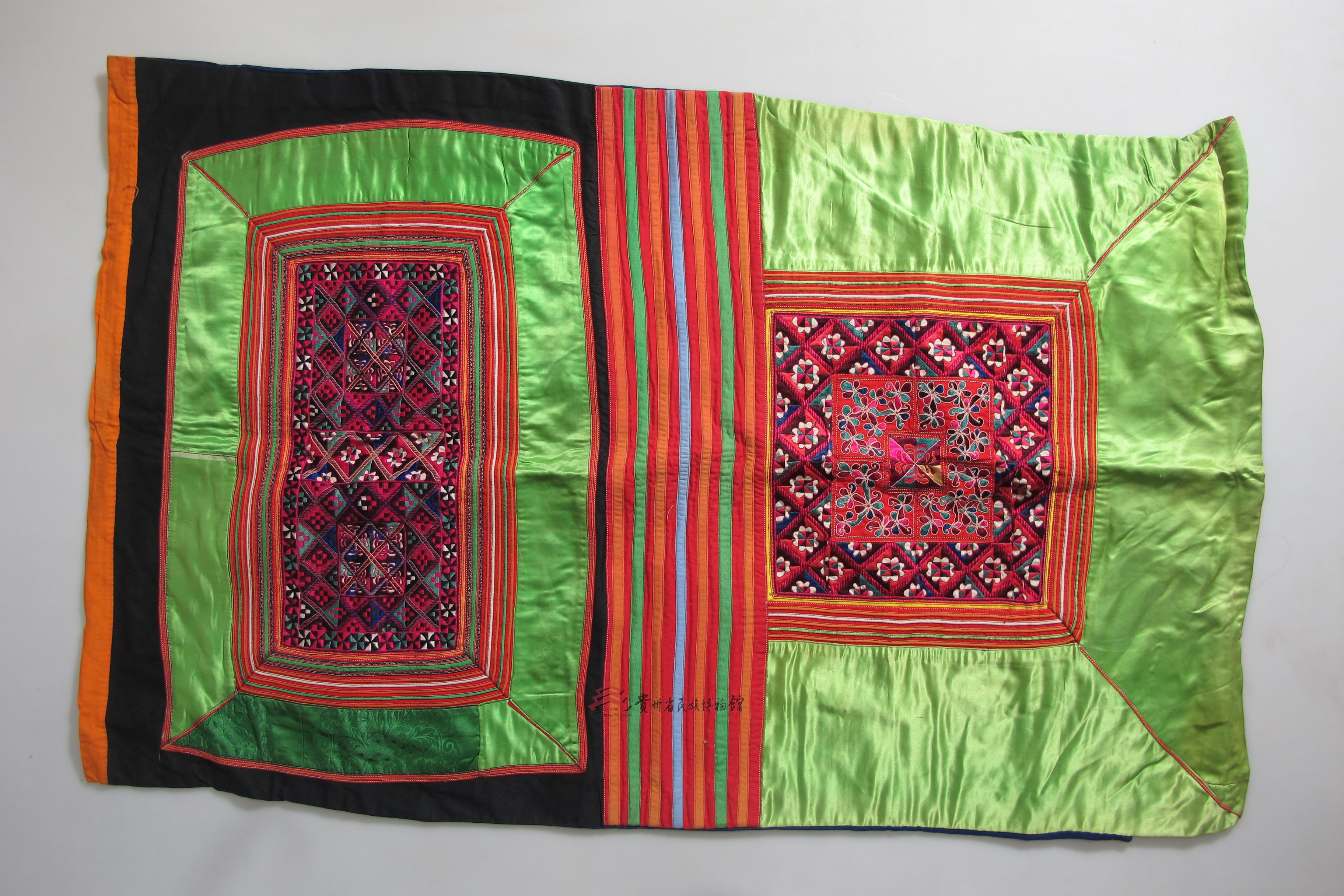 当代纳雍苗族绿缎平绣几何纹背扇