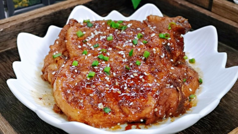 主料是带皮猪大排,辅料是蒜粒,姜片,桂皮,八角,香叶,料酒,老抽,红烧汁