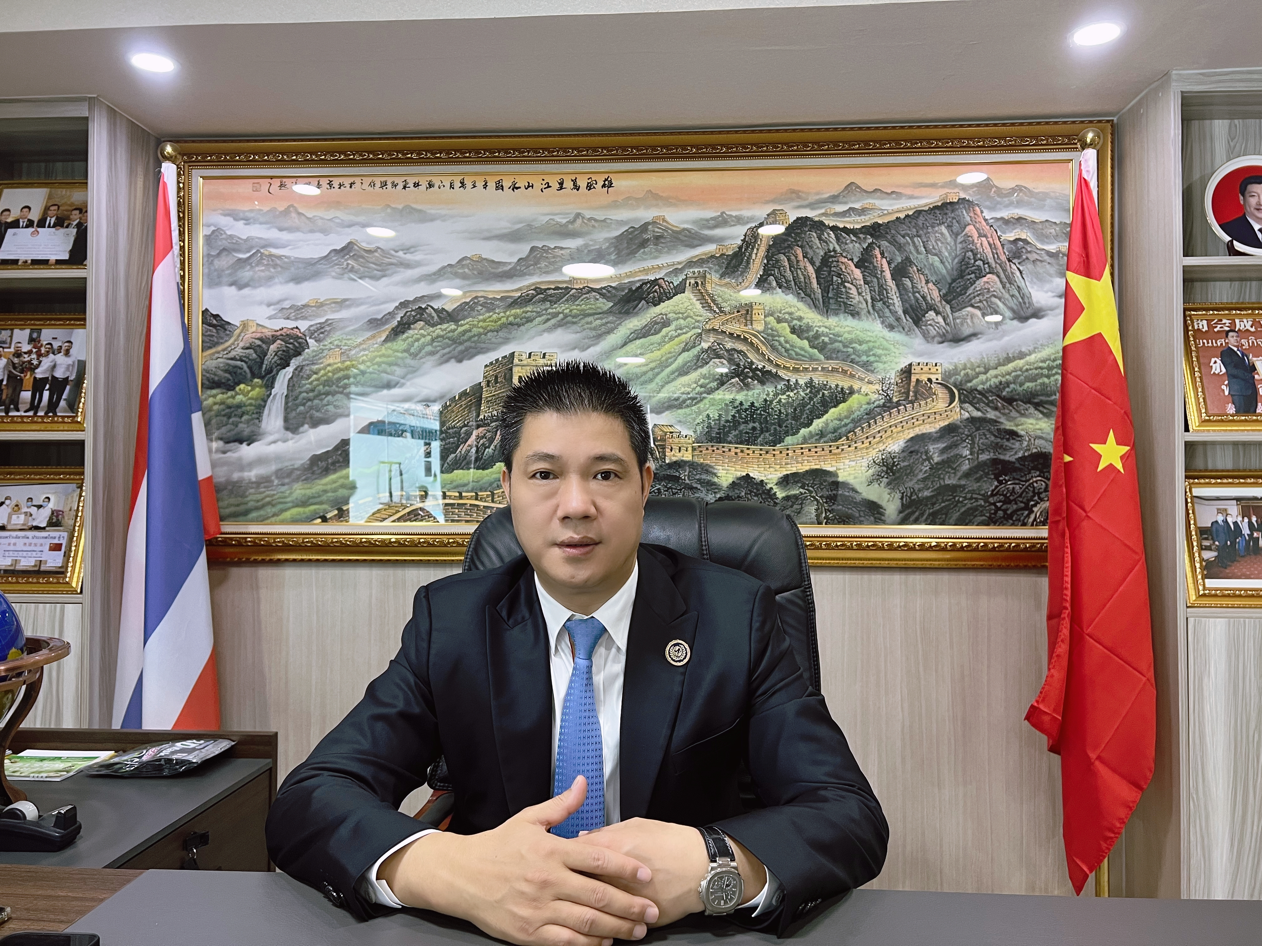 李胜交,祖藉中国广东省丰顺县;亚泰经济交流总商会会长,泰国金链花