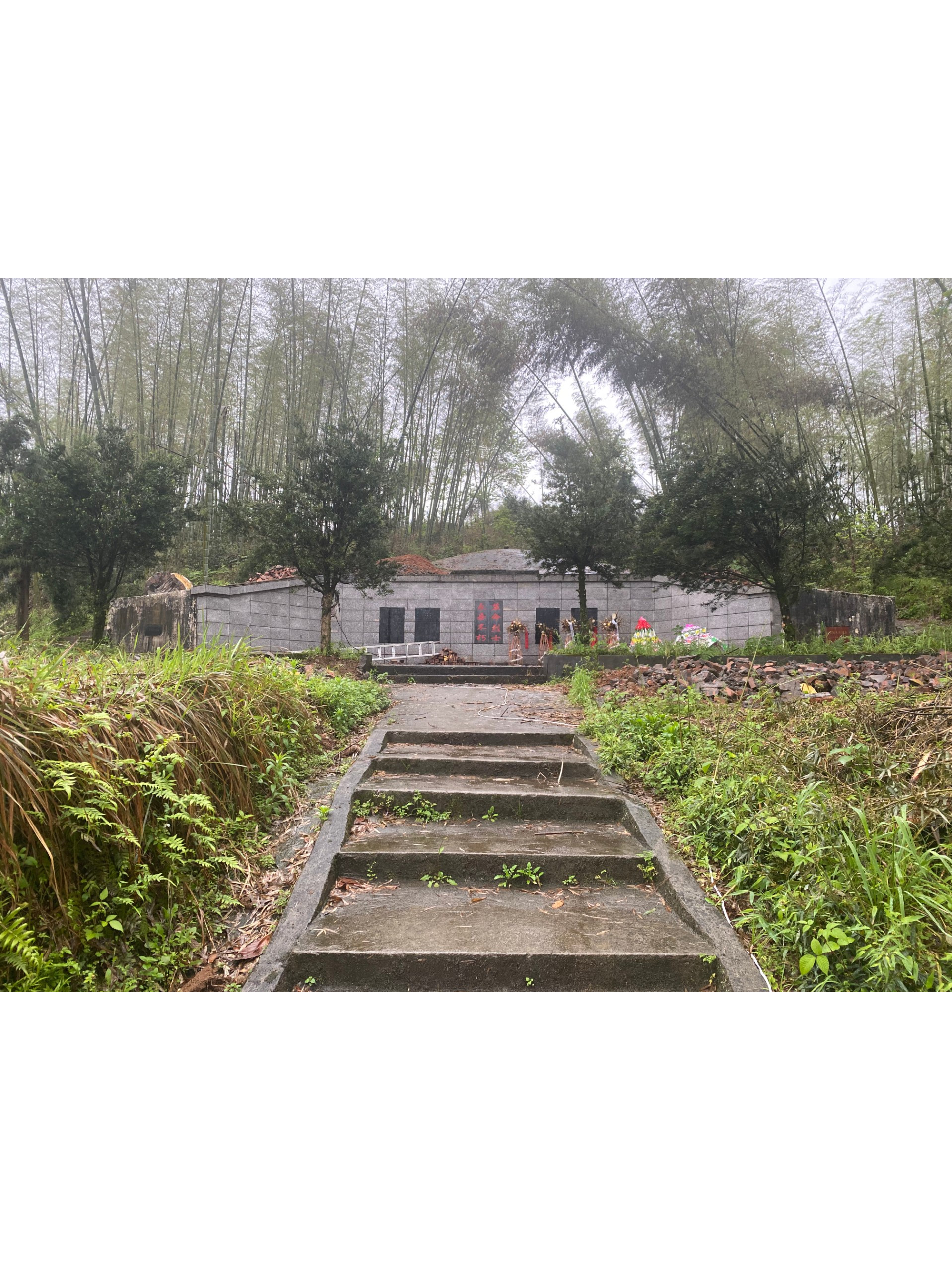 镇石桥村革命烈士纪念塔,位于江西省宜春市铜鼓县温泉镇石桥村中村组