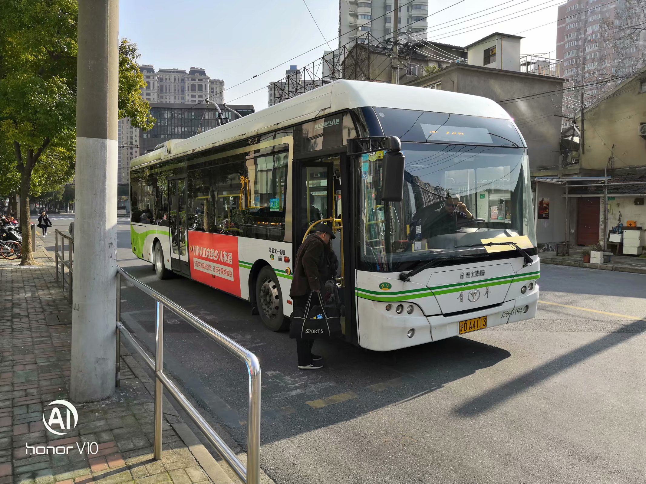 data-lemmaid="127743">上海市中心的一条无轨电车线路,开通于