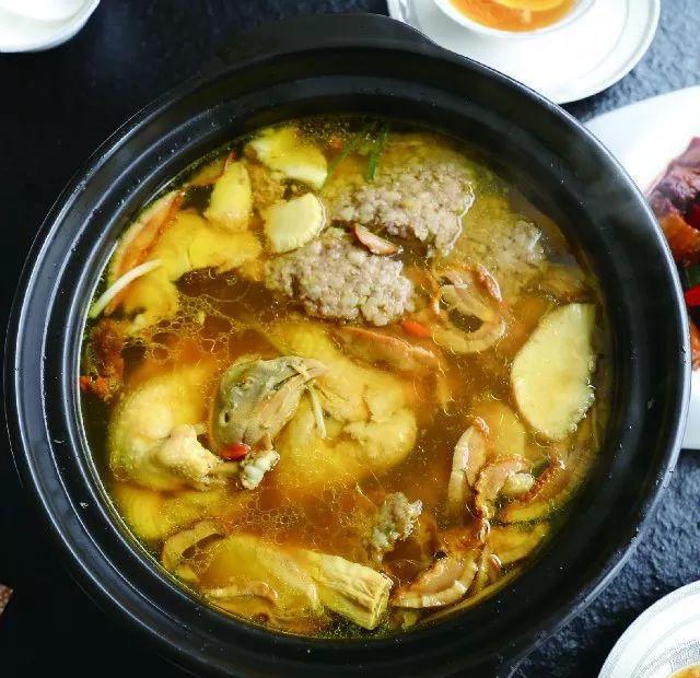  p>滇味火锅具有典型的云南风味,其特点是以新鲜蔬菜为主料,火锅中