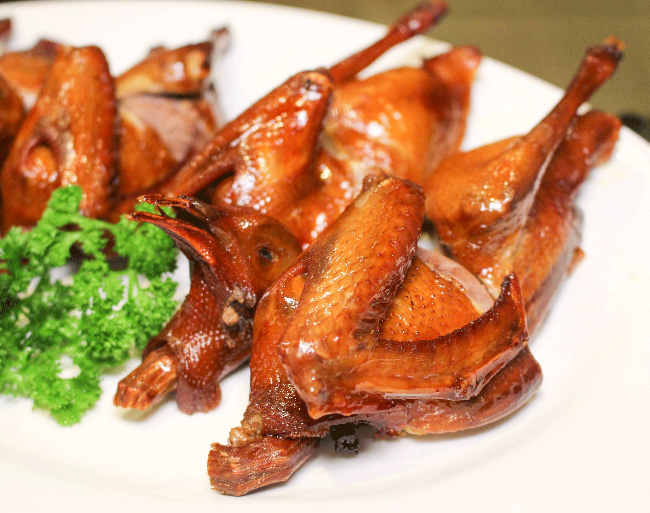  p>酱香乳鸽是一道家常菜,主要吃材为鸽子,口味咸. /p>