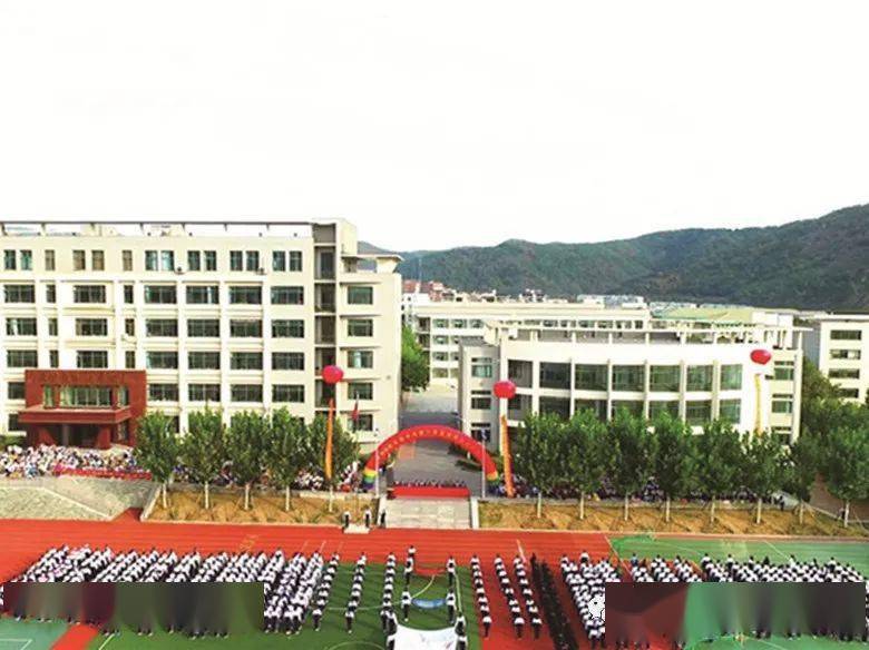 该校位于位于甘井子区红旗街道旅顺中路. /p>