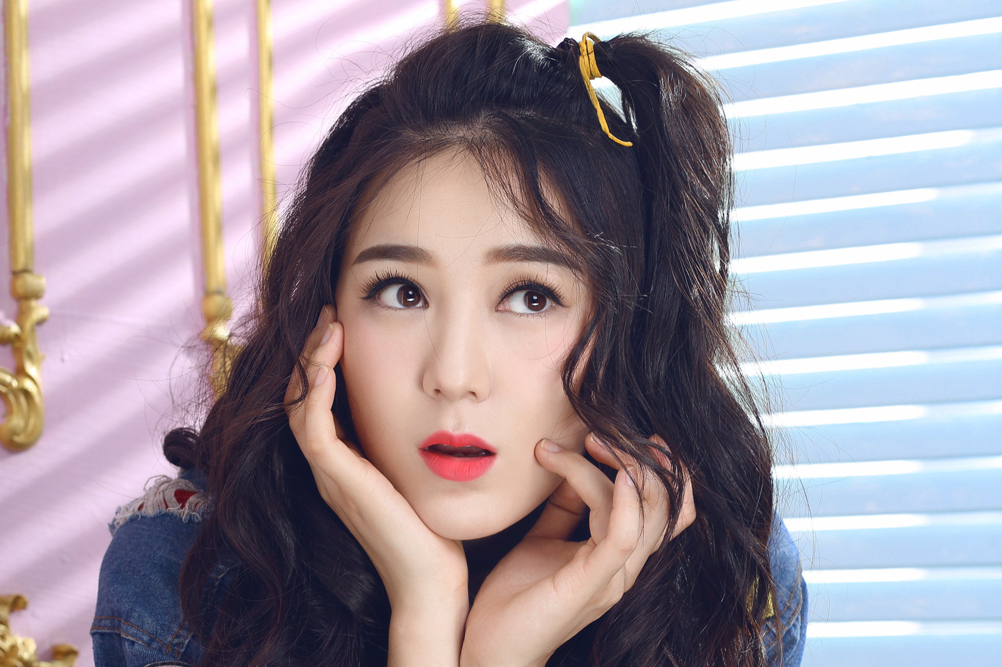  p>龙梅子,1988年8月18日出生于甘肃省兰州市,中国内地女歌手,演员.