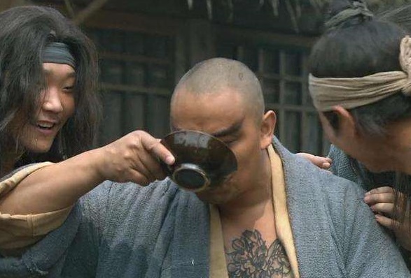 秦国来攻击自己的国家,燕国就找了一个壮士叫做荆轲去刺杀秦王嬴政