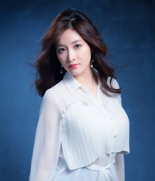 真衣,1987年出生,毕业于日本女子大学学院的历史艺术系,日本写真女优