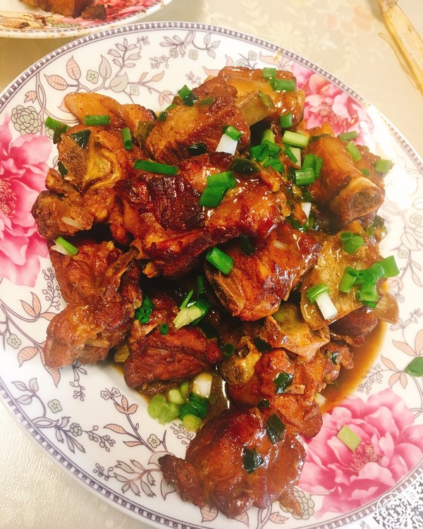  p>家常红烧排骨是一道家常菜,主要原材料有肋排或小排,配料有生姜,葱