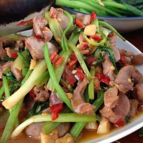  p>芹菜炒鸡杂是一款家常菜品,制作原料主要有芹菜,鸡杂等.