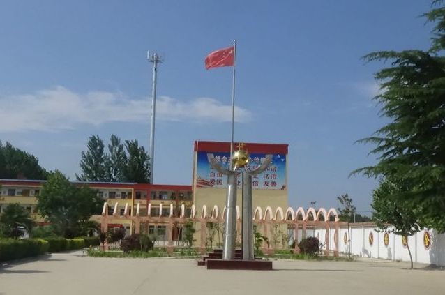  p>陈青集镇第一初级中学位于陈青集镇政府东400米,是陈青集镇的第一