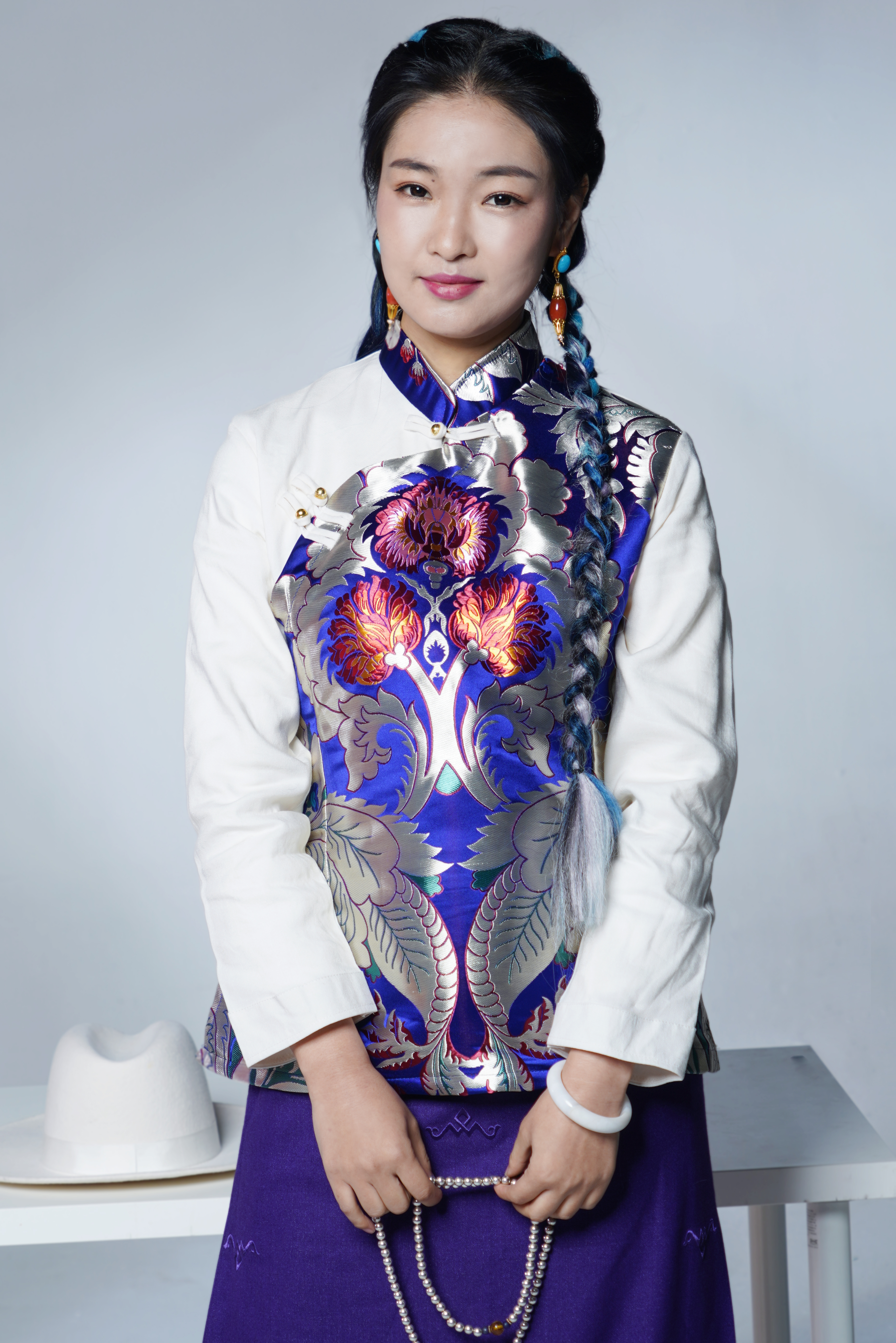 " data-ctrid="2hznjljovf8">德德,原名德吉措,出生于青海贵德,歌手