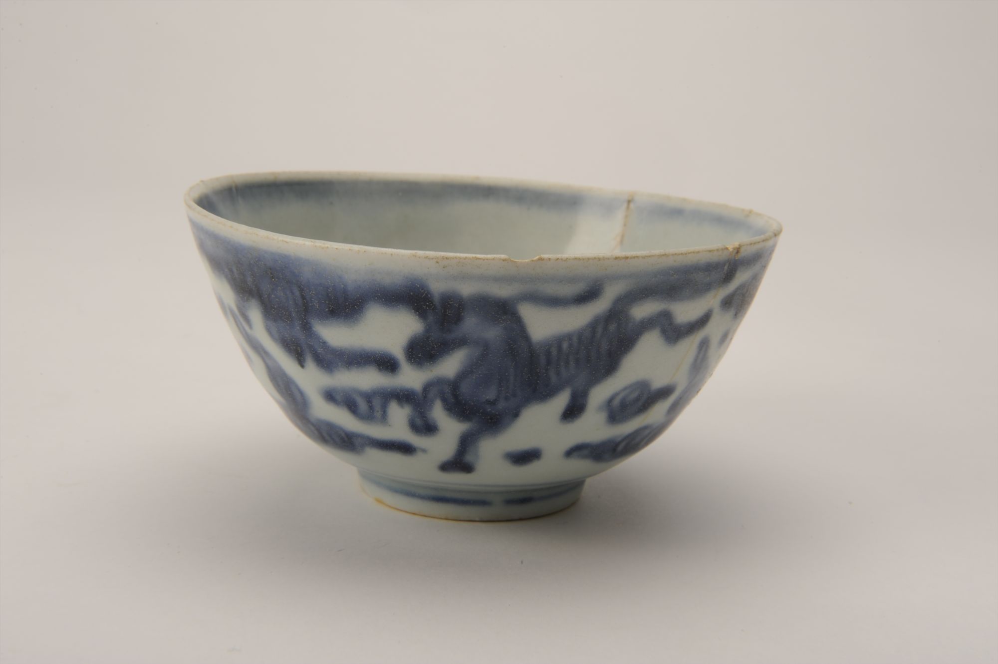 明代青花天马行空纹瓷碗