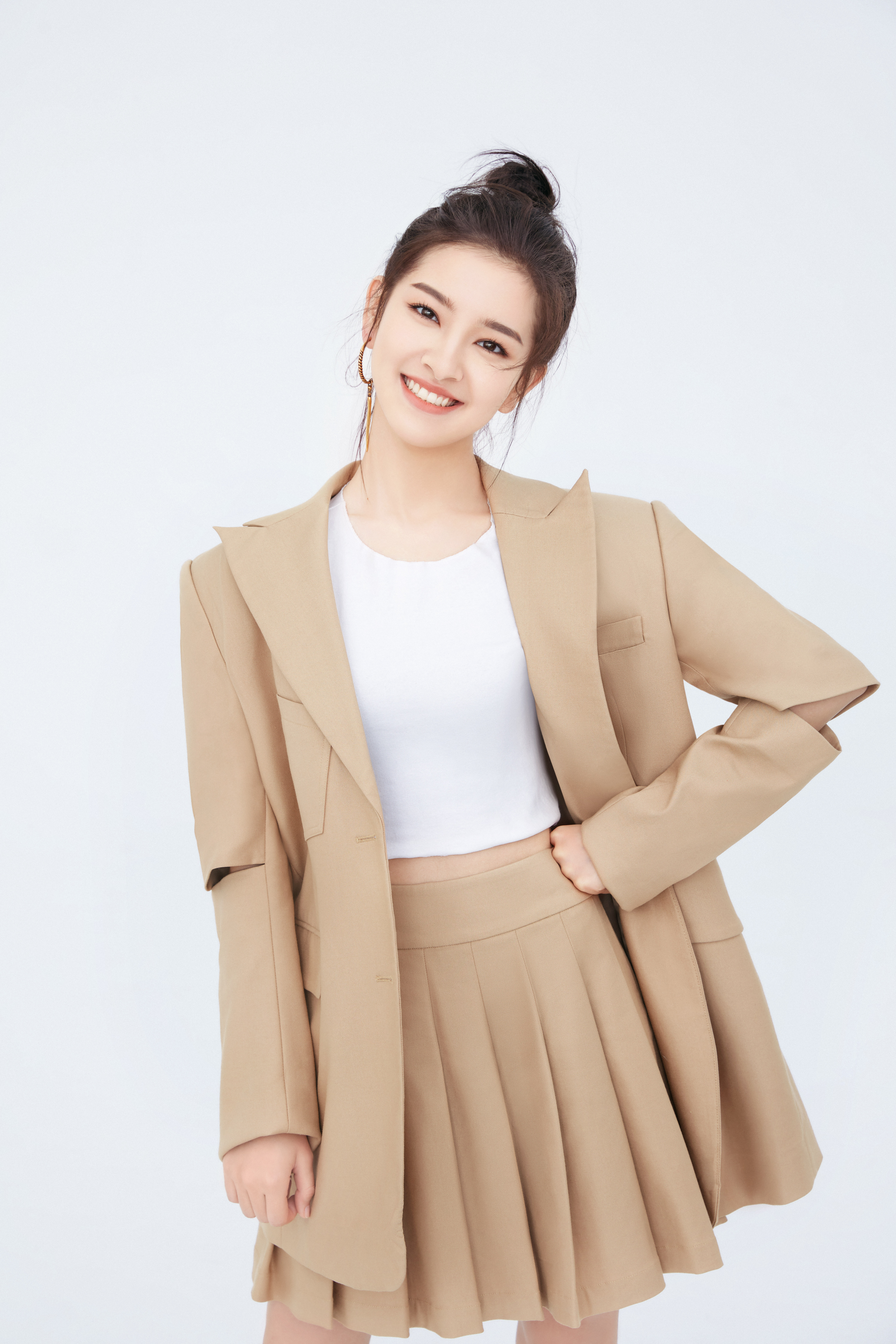 1996年3月1日出生于新疆维吾尔自治区,中国内地影视女演员,毕业于 a