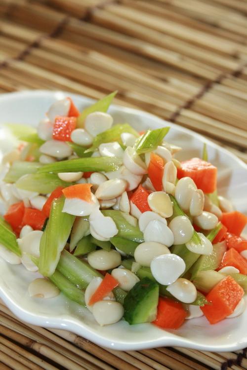 杏仁,配料是胡萝卜,黄瓜,调料是盐,鸡精 ,香油等,通过凉拌的手法制作