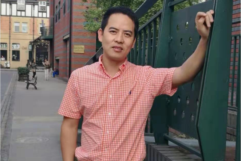  p data-id="go0dikhif6">施亮,男,汉族,1976年出生于上海,书画鉴定家