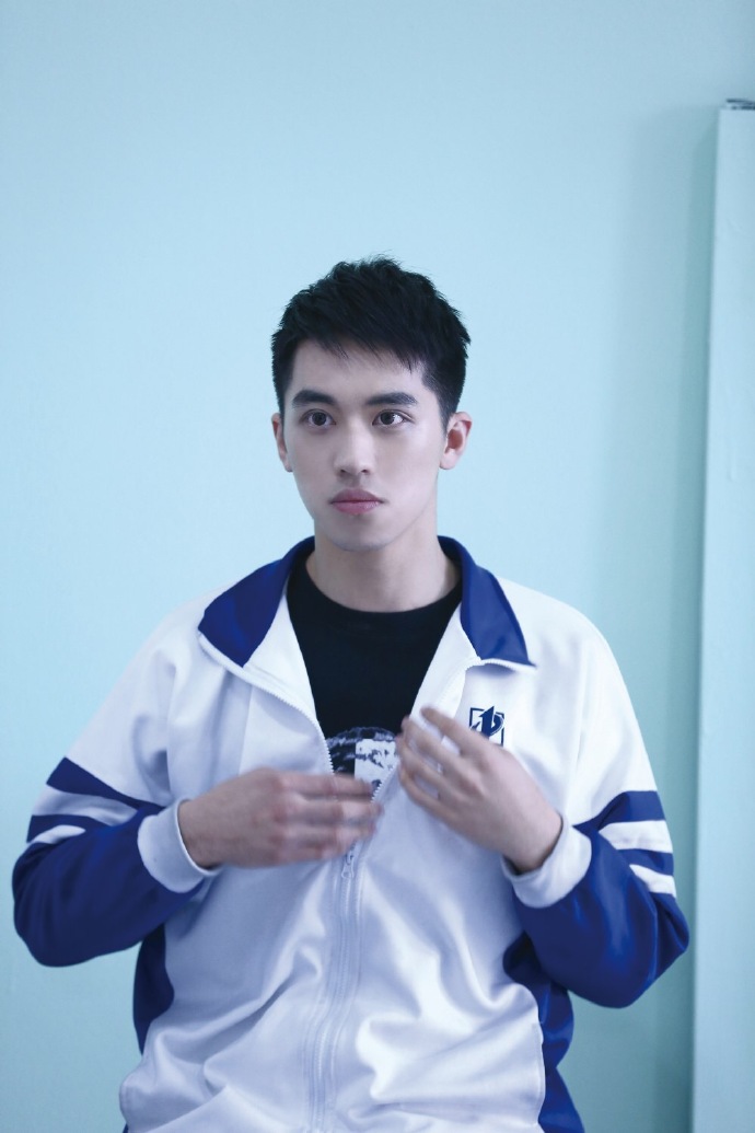  p>许魏洲,1994年10月20日出生于上海市,中国内地